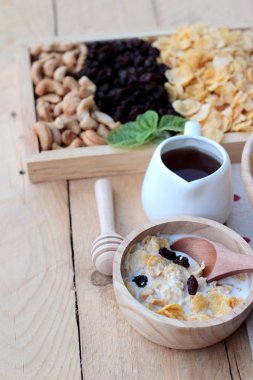 Frenk üzümü kurutulmuş meyve, kaju fıstığı ve süt Mısır pul.