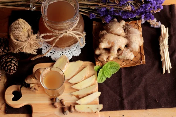 Zencefil su ot ve bal ile taze zencefil.