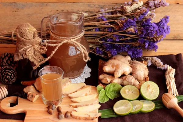 Zencefil su ot ve bal ile taze zencefil.