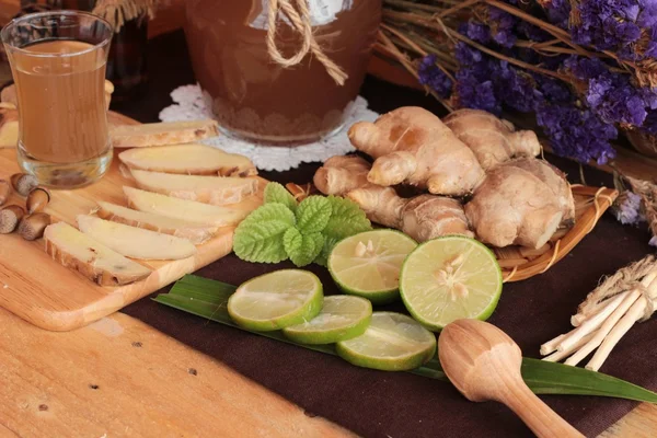 Ginger vody byliny a čerstvého zázvoru s medem. — Stock fotografie