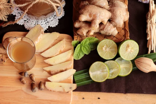 Zencefil su ot ve bal ile taze zencefil.