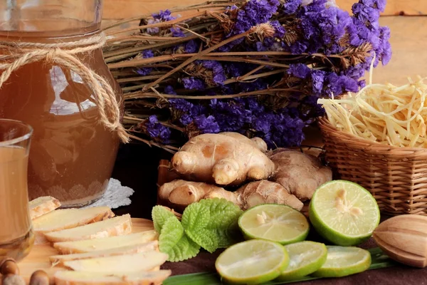 Zencefil su ot ve bal ile taze zencefil.