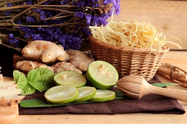 Zencefil su ot ve bal ile taze zencefil.