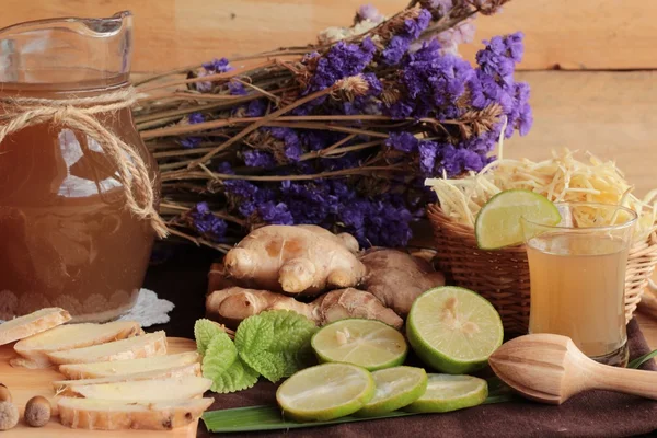 Zencefil su ot ve bal ile taze zencefil.