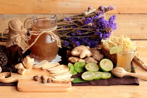 Zencefil su ot ve bal ile taze zencefil.