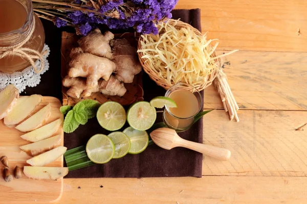 Zencefil su ot ve bal ile taze zencefil.