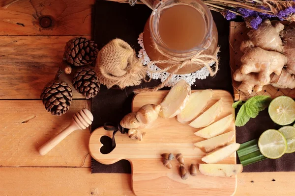 Zencefil su ot ve bal ile taze zencefil.