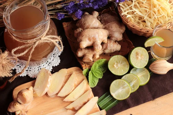 Zencefil su ot ve bal ile taze zencefil.