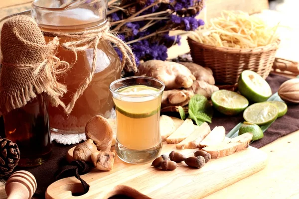 Zencefil su ot ve bal ile taze zencefil.