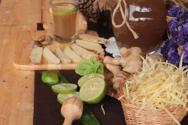 Zencefil su ot ve bal ile taze zencefil.