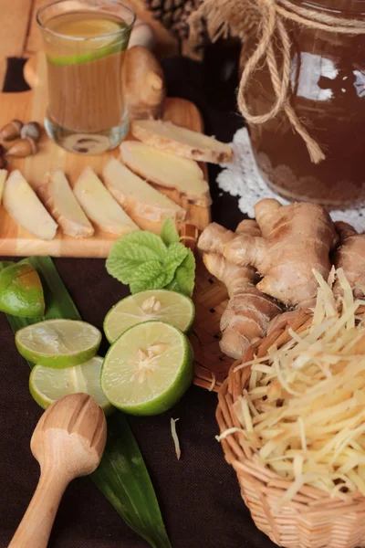 Zencefil su ot ve bal ile taze zencefil.