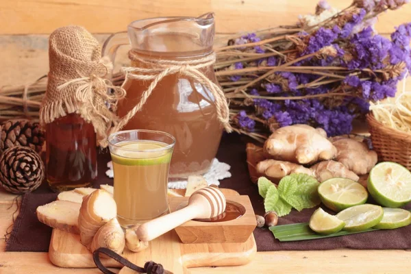 Zencefil su ot ve bal ile taze zencefil.