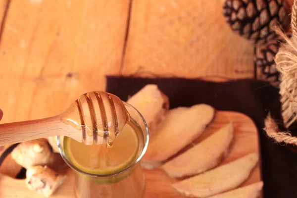 Ginger vody byliny a čerstvého zázvoru s medem. — Stock fotografie