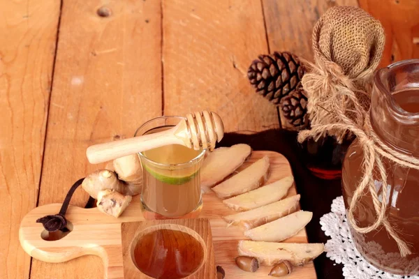 Zencefil su ot ve bal ile taze zencefil.