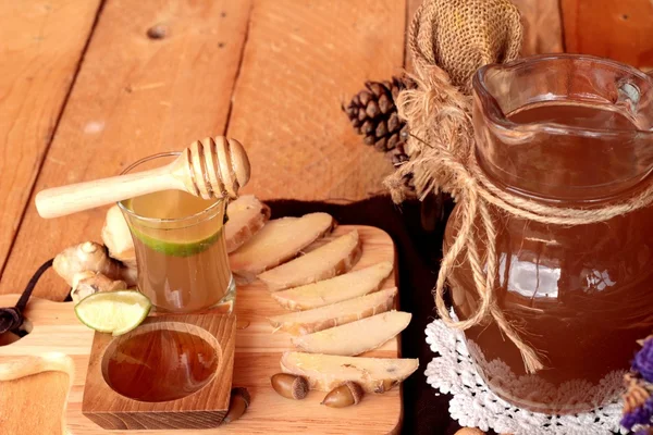 Zencefil su ot ve bal ile taze zencefil.