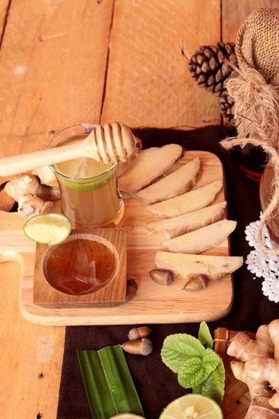 Zencefil su ot ve bal ile taze zencefil.