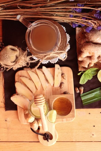 Zencefil su ot ve bal ile taze zencefil.