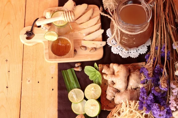 Zencefil su ot ve bal ile taze zencefil.