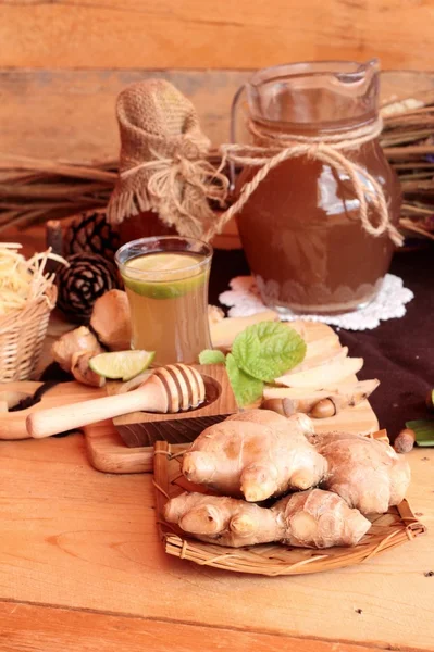 Zencefil su ot ve bal ile taze zencefil.