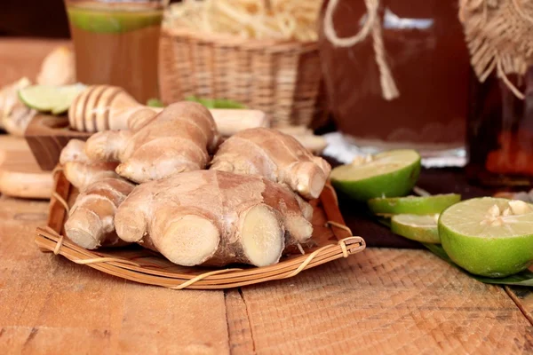 Ingefära vatten ört och färsk ingefära med honung. — Stockfoto