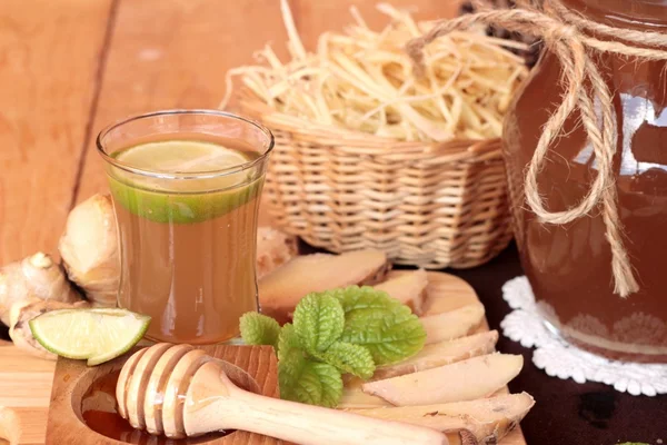 Zencefil su ot ve bal ile taze zencefil.