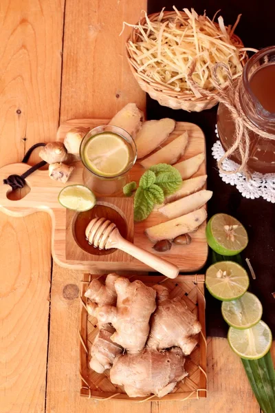 Zencefil su ot ve bal ile taze zencefil.