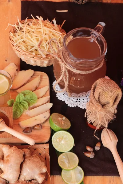 Ingwerwasser aus Kräutern und frischem Ingwer mit Honig. — Stockfoto