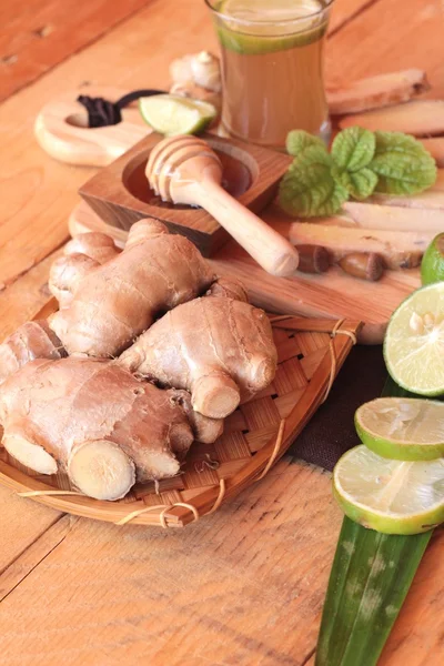 Zencefil su ot ve bal ile taze zencefil.