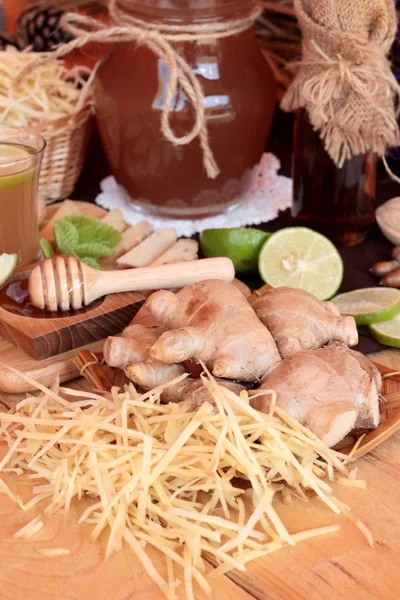 Zencefil su ot ve bal ile taze zencefil.