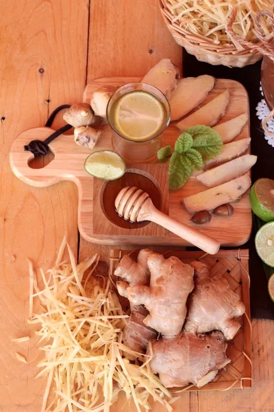 Zencefil su ot ve bal ile taze zencefil.