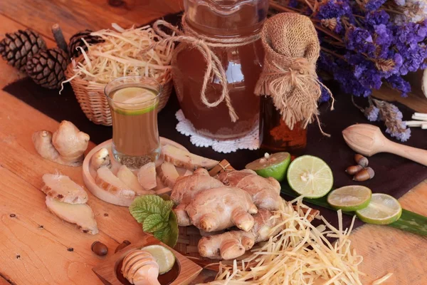 Zencefil su ot ve bal ile taze zencefil.