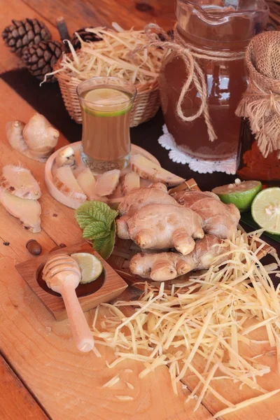 Zencefil su ot ve bal ile taze zencefil.