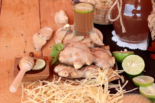 Zencefil su ot ve bal ile taze zencefil.