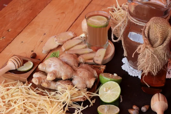 Zencefil su ot ve bal ile taze zencefil.