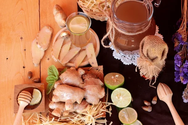 Zencefil su ot ve bal ile taze zencefil.