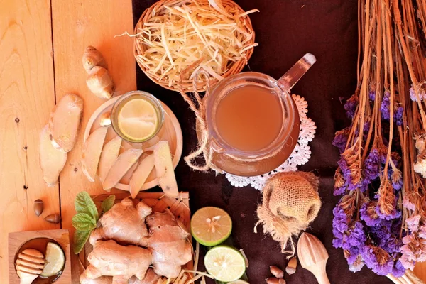 Zencefil su ot ve bal ile taze zencefil.