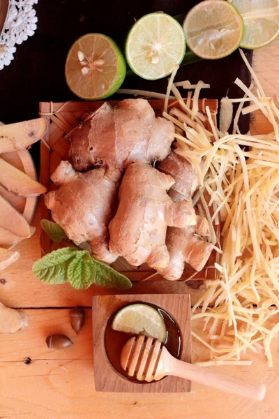 Zencefil su ot ve bal ile taze zencefil.