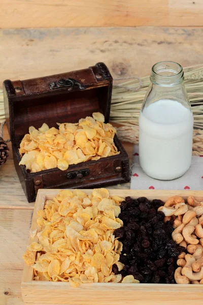 Frenk üzümü kurutulmuş meyve, kaju fıstığı ve süt Mısır pul.