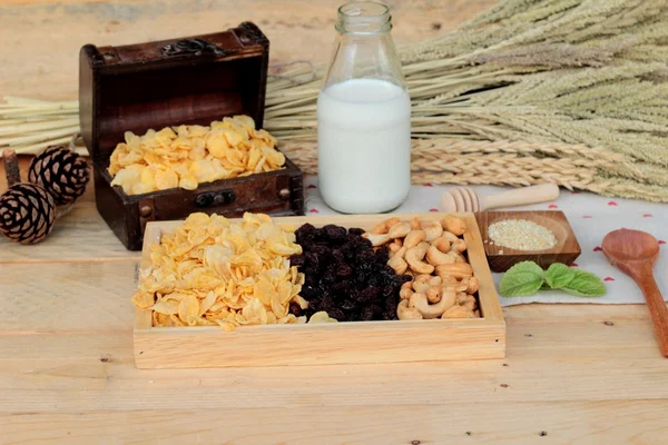 Floco de milho com groselha frutos secos, castanha de caju e leite . — Fotografia de Stock