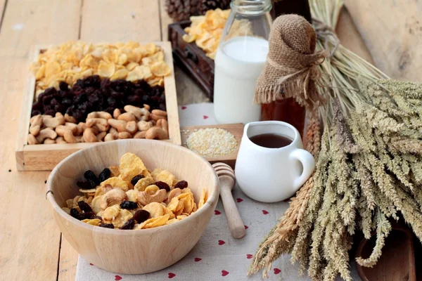 Frenk üzümü kurutulmuş meyve, kaju fıstığı ve süt Mısır pul.