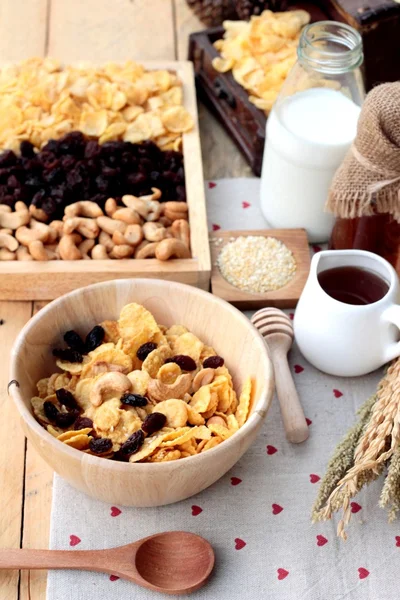 Frenk üzümü kurutulmuş meyve, kaju fıstığı ve süt Mısır pul.