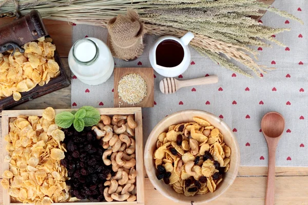 Frenk üzümü kurutulmuş meyve, kaju fıstığı ve süt Mısır pul.