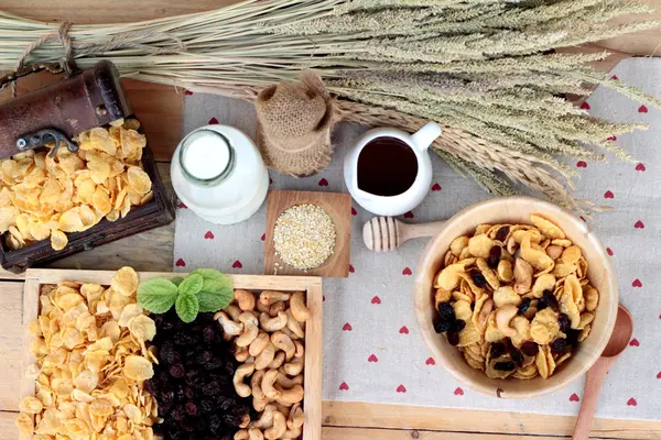 Frenk üzümü kurutulmuş meyve, kaju fıstığı ve süt Mısır pul.