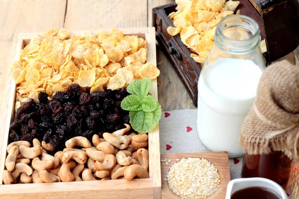 Frenk üzümü kurutulmuş meyve, kaju fıstığı ve süt Mısır pul.