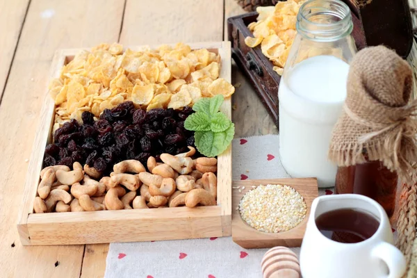 Frenk üzümü kurutulmuş meyve, kaju fıstığı ve süt Mısır pul.