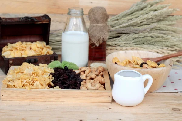 Frenk üzümü kurutulmuş meyve, kaju fıstığı ve süt Mısır pul.