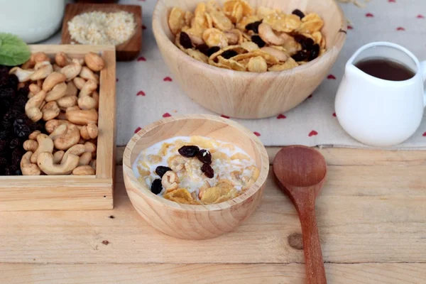 Frenk üzümü kurutulmuş meyve, kaju fıstığı ve süt Mısır pul.
