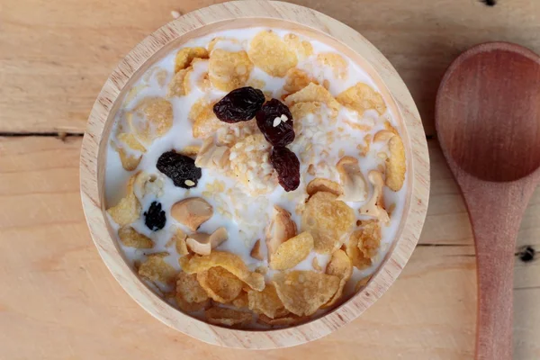 Frenk üzümü kurutulmuş meyve, kaju fıstığı ve süt Mısır pul.