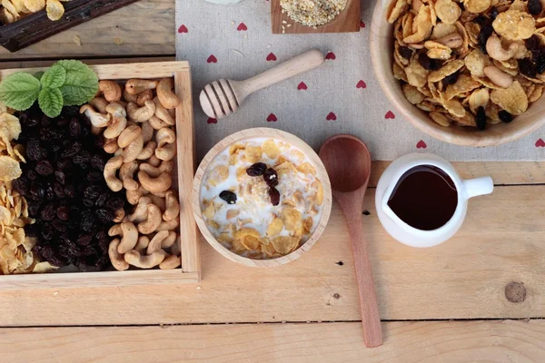 Frenk üzümü kurutulmuş meyve, kaju fıstığı ve süt Mısır pul.