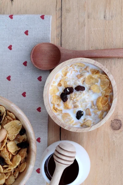 Corn flake with currant dried fruit ,cashew nuts and milk.